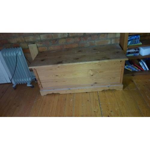 Pine chest / ottoman