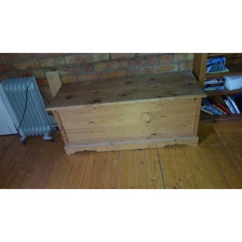 Pine chest / ottoman