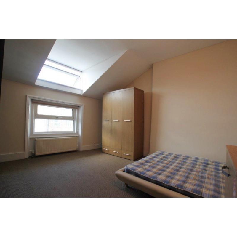 N. SINGLE ROOM WITH A DBL BED IN A FLAT IN BRICK LANE .ALL INCLUSIBVE+CLEANING+WIFI*FIRST WEEK FREE