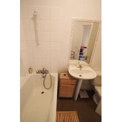 N. SINGLE ROOM WITH A DBL BED IN A FLAT IN BRICK LANE .ALL INCLUSIBVE+CLEANING+WIFI*FIRST WEEK FREE
