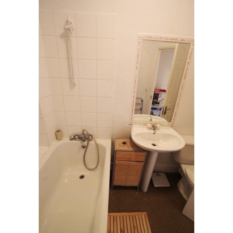 N. SINGLE ROOM WITH A DBL BED IN A FLAT IN BRICK LANE .ALL INCLUSIBVE+CLEANING+WIFI*FIRST WEEK FREE