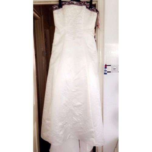 Stunning brand new wedding dress