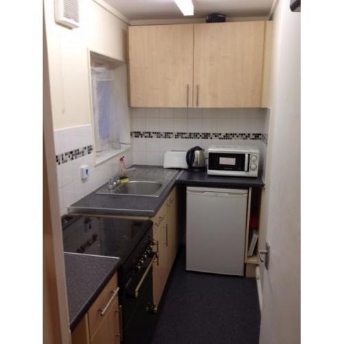 LARGE STUDIO SHARE Shepherds bush Hammersith No Deposit READY TODAY FEMALE PREFFERED
