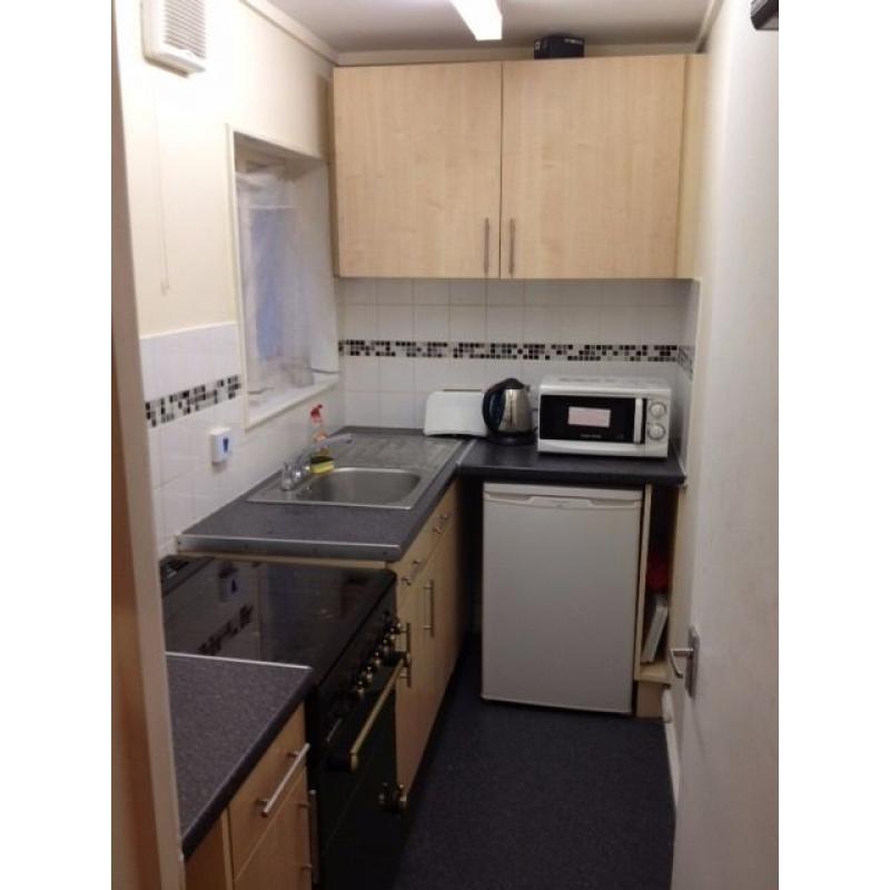 LARGE STUDIO SHARE Shepherds bush Hammersith No Deposit READY TODAY FEMALE PREFFERED
