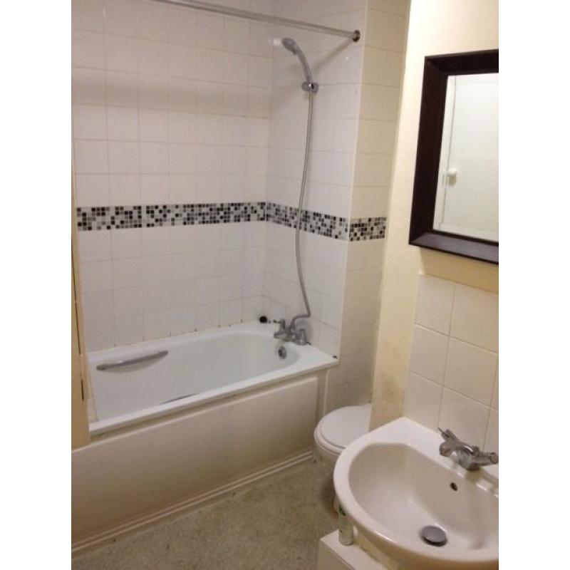 LARGE STUDIO SHARE Shepherds bush Hammersith No Deposit READY TODAY FEMALE PREFFERED