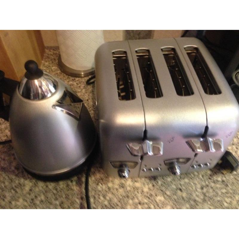 DeLonghi matching toaster and kettle (silver)