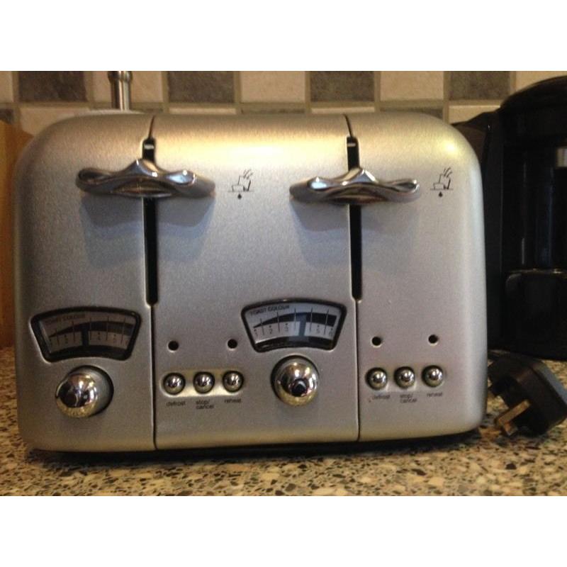 DeLonghi matching toaster and kettle (silver)