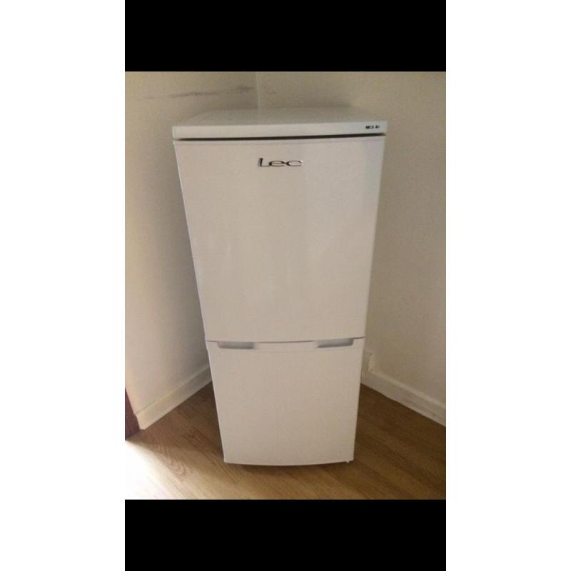 Lec fridge freezer A+