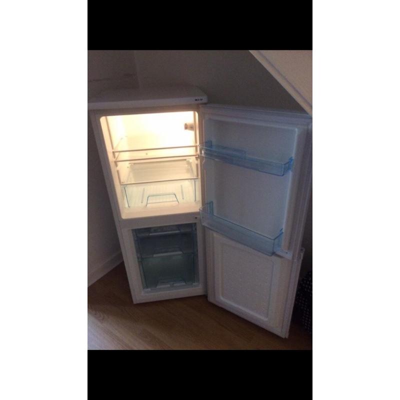 Lec fridge freezer A+