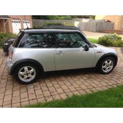 BARCAIN MINI COOPER CHILI SILVER/BLACK PANARAMIC ROOF MOT AND LONG SERVICE HISTORY