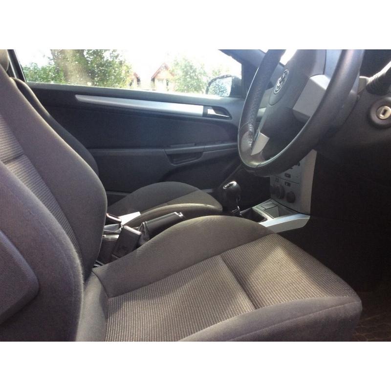 Vauxhall Astra for sale. 1 years MOT. Well maintained 2 previous owners. Perfect 1st car.