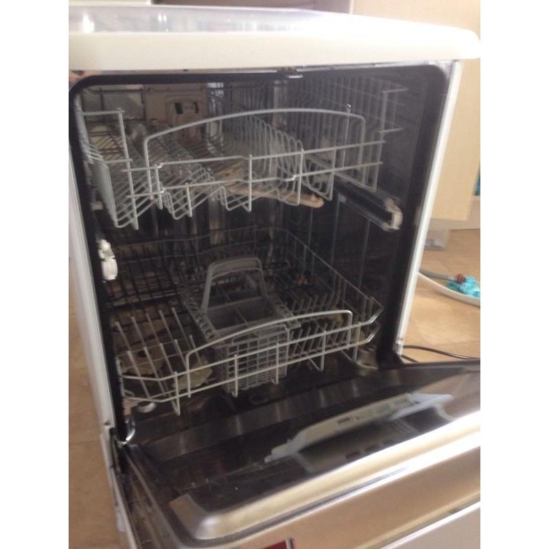Hotpoint Aquarius full size dishwasher.