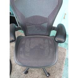 Herman Miller aeron size b