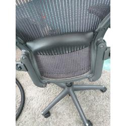 Herman Miller aeron size b