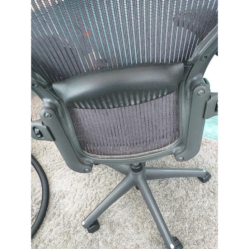 Herman Miller aeron size b