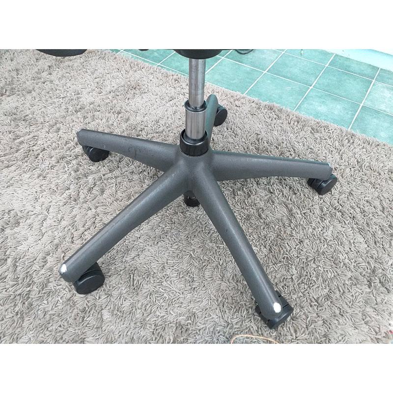 Herman Miller aeron size b