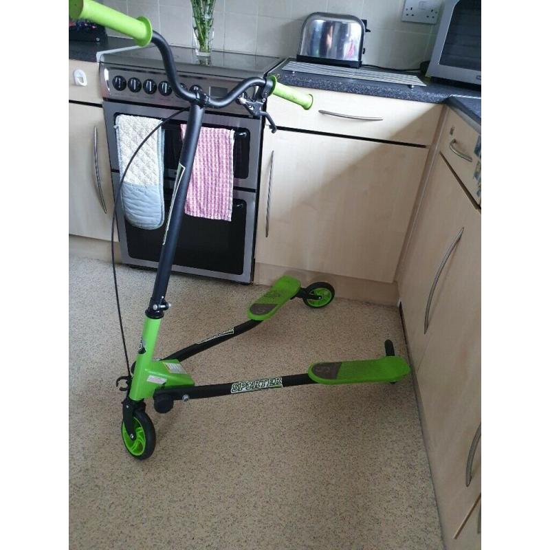 Boys wiggly scooter