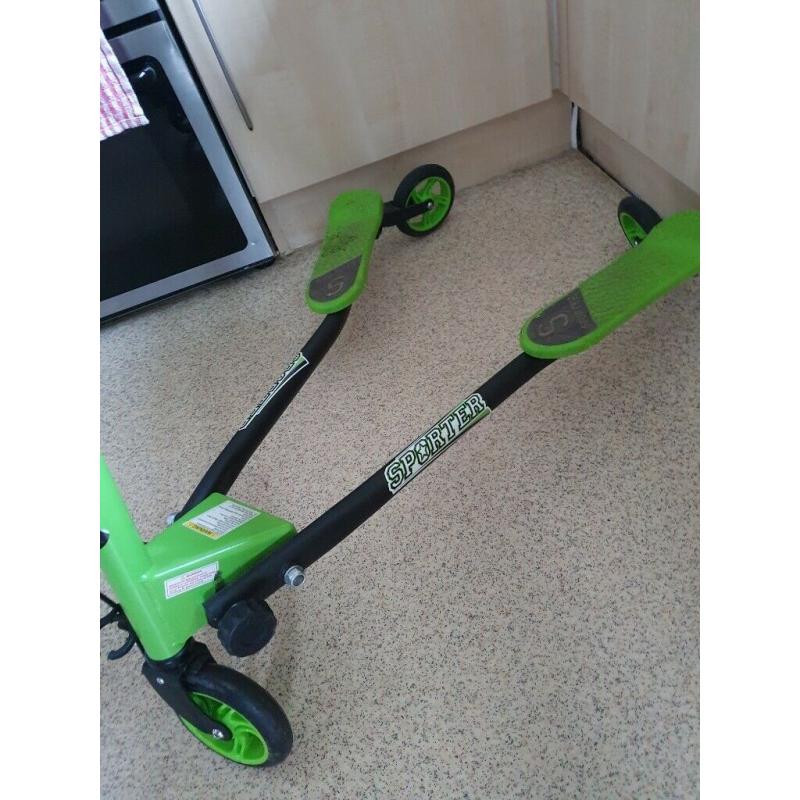 Boys wiggly scooter