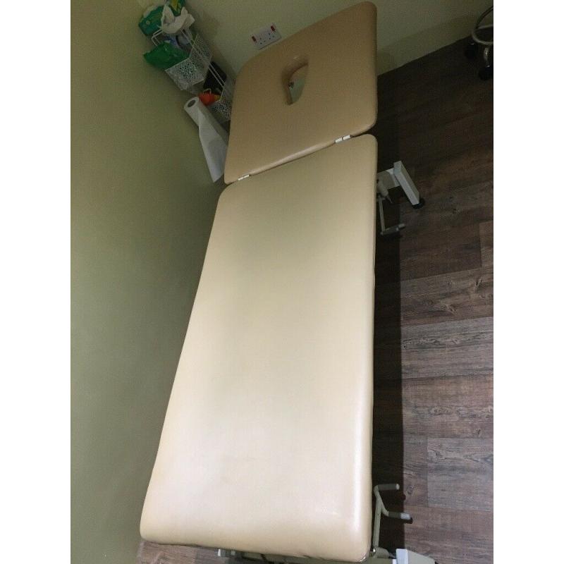 Massage table (electric)