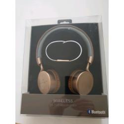 Wireless goji on ear headphones