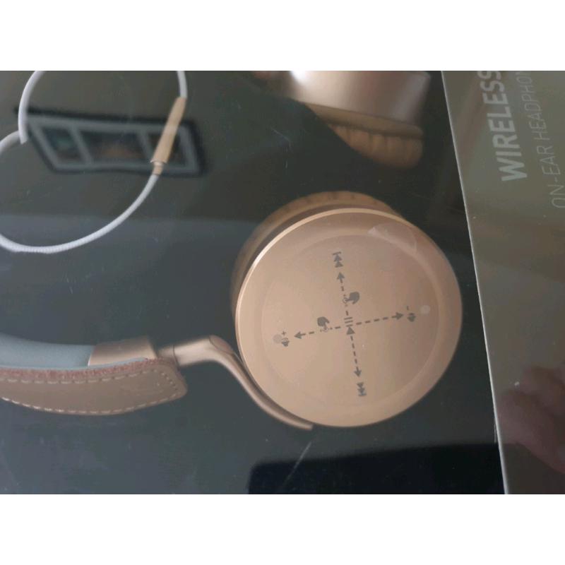 Wireless goji on ear headphones