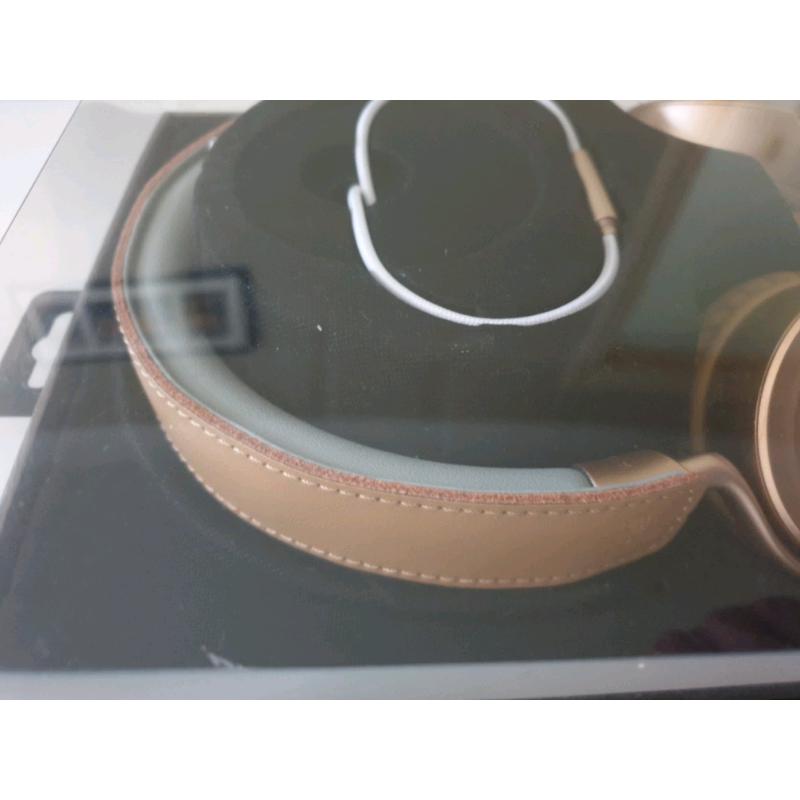 Wireless goji on ear headphones