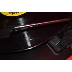 3 SPEED RECORD PLAYER/RADIO/USB/SD/BUILTIN SPEAKER/POWER ADAPTER/R/ANTENNA