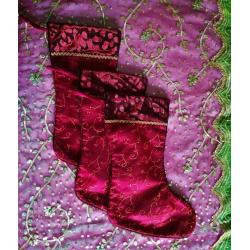NEW SET 3 FESTIVE CHRISTMAS STOCKINGS Plus CHRISTMAS TREE SKIRT Red Gold Satin Embroidery Bead Braid