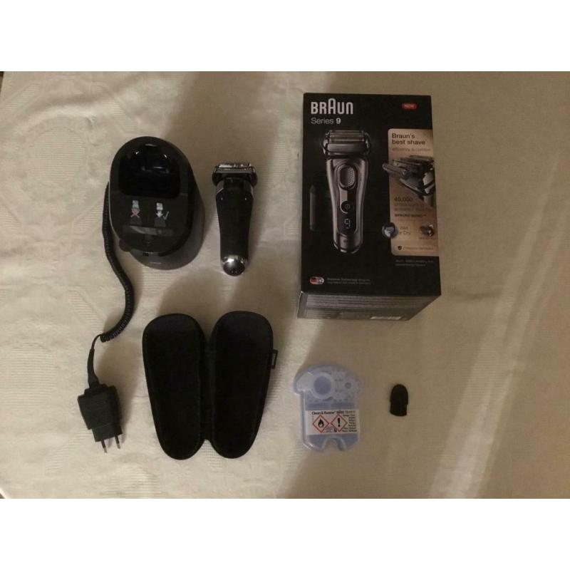 BRAUN SHAVER.