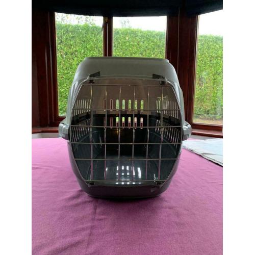 Pet carrier for small dogs or cats up to 8 kgs