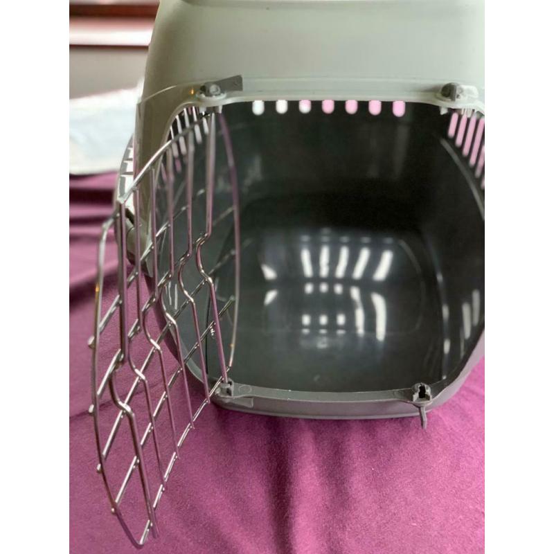 Pet carrier for small dogs or cats up to 8 kgs