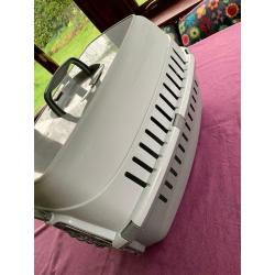 Pet carrier for small dogs or cats up to 8 kgs