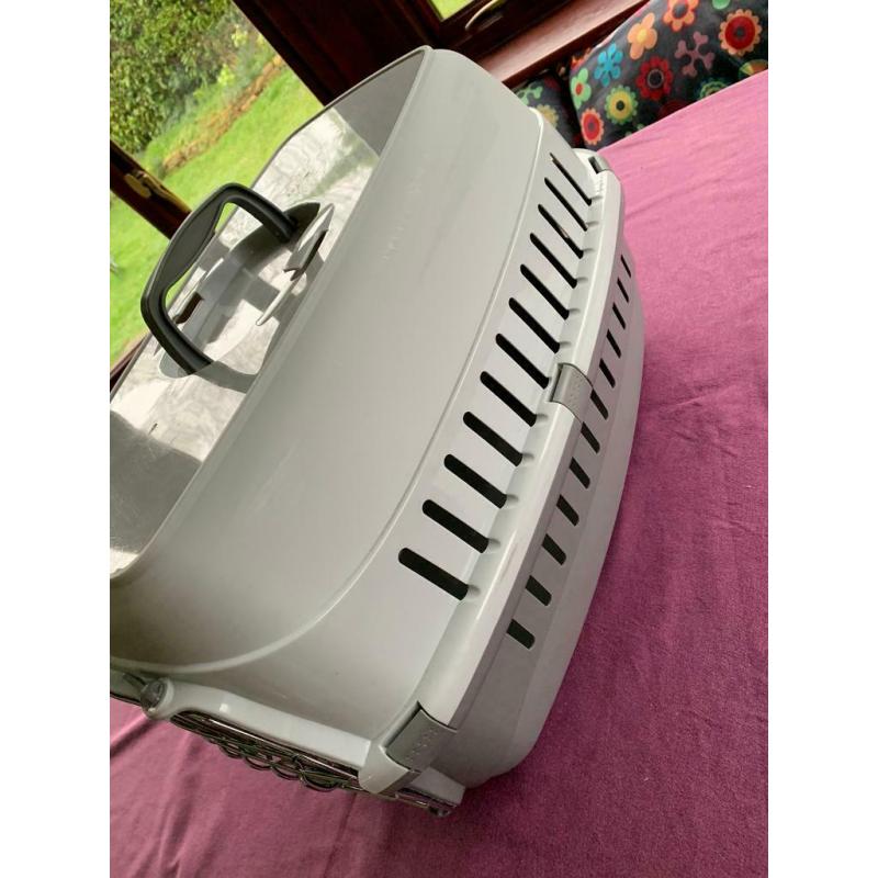 Pet carrier for small dogs or cats up to 8 kgs