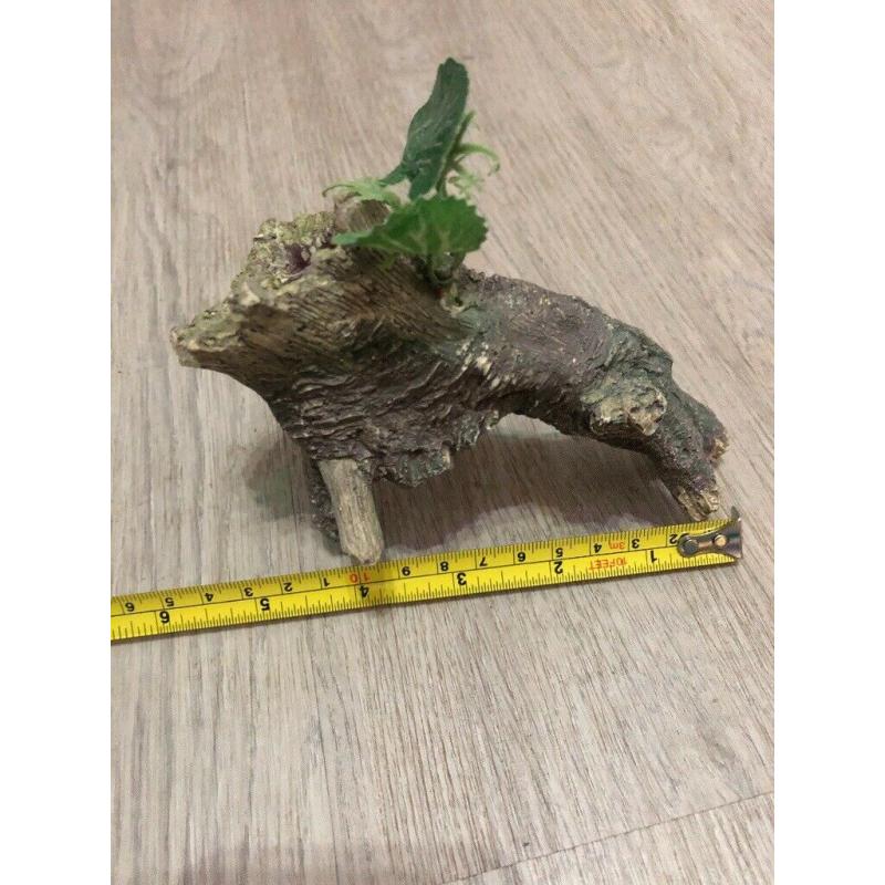Selection of fish tank ornaments / tunnels / plants