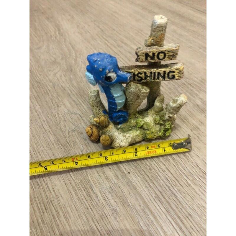 Selection of fish tank ornaments / tunnels / plants