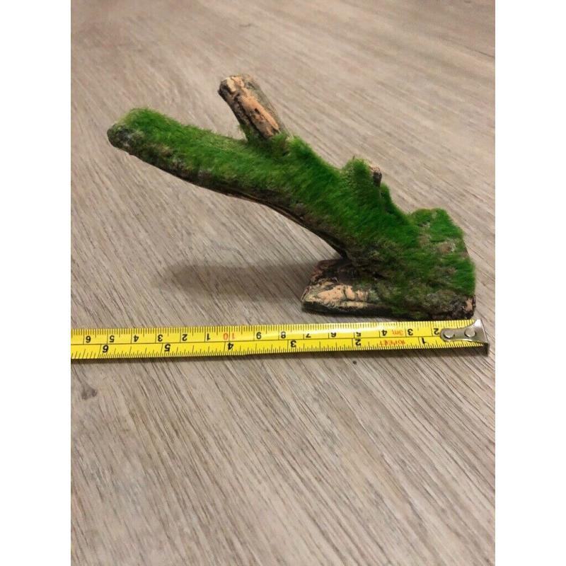 Selection of fish tank ornaments / tunnels / plants