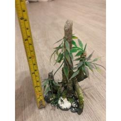 Selection of fish tank ornaments / tunnels / plants