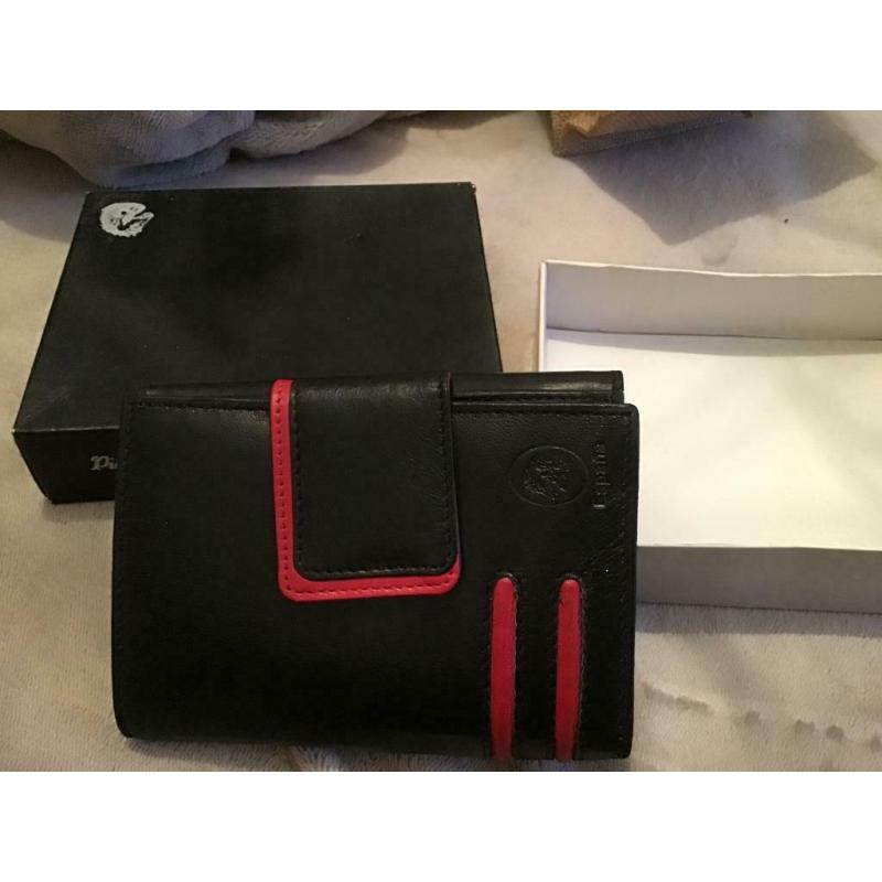 BOXED LEATHER PURSE