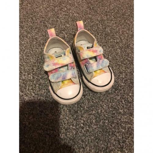 Toddler/girls converse size 5 pumps