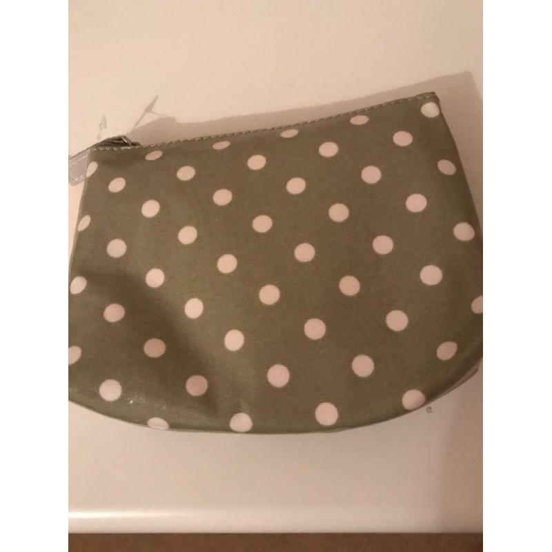 Victoria Green make up bag, new
