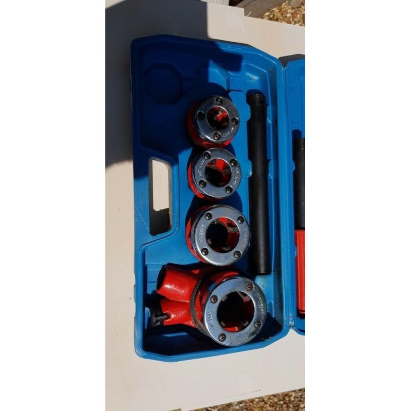 Steel pipe threading kit