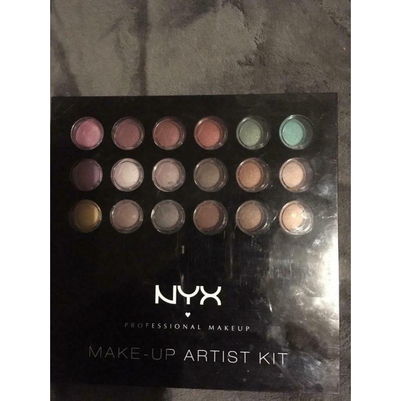 MAKE UP KIT