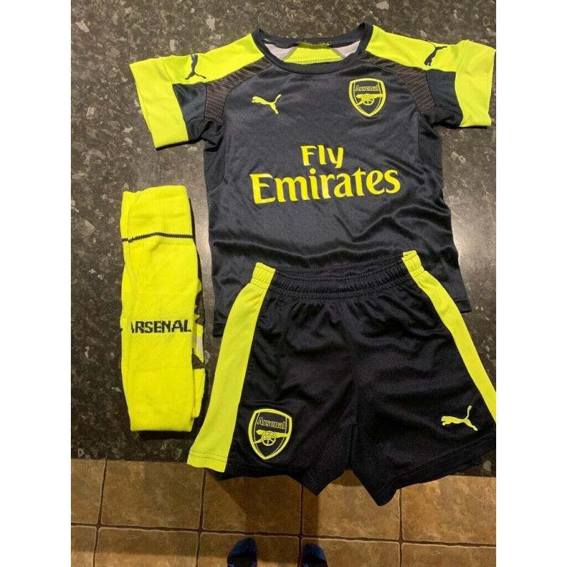 Arsenal Football Kit - 5/6 yrs