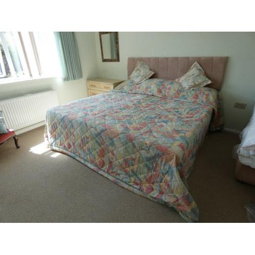 Large Sheridan Bedcover, Kingsize, lovely multicoloured pastel abstract design