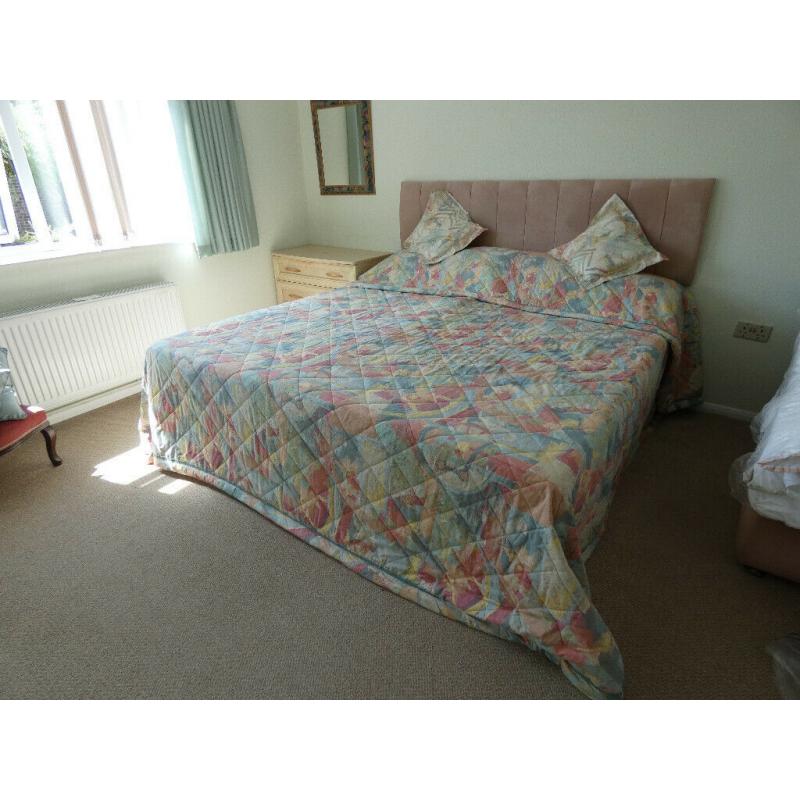 Large Sheridan Bedcover, Kingsize, lovely multicoloured pastel abstract design