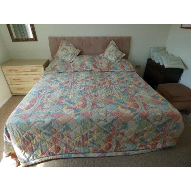 Large Sheridan Bedcover, Kingsize, lovely multicoloured pastel abstract design