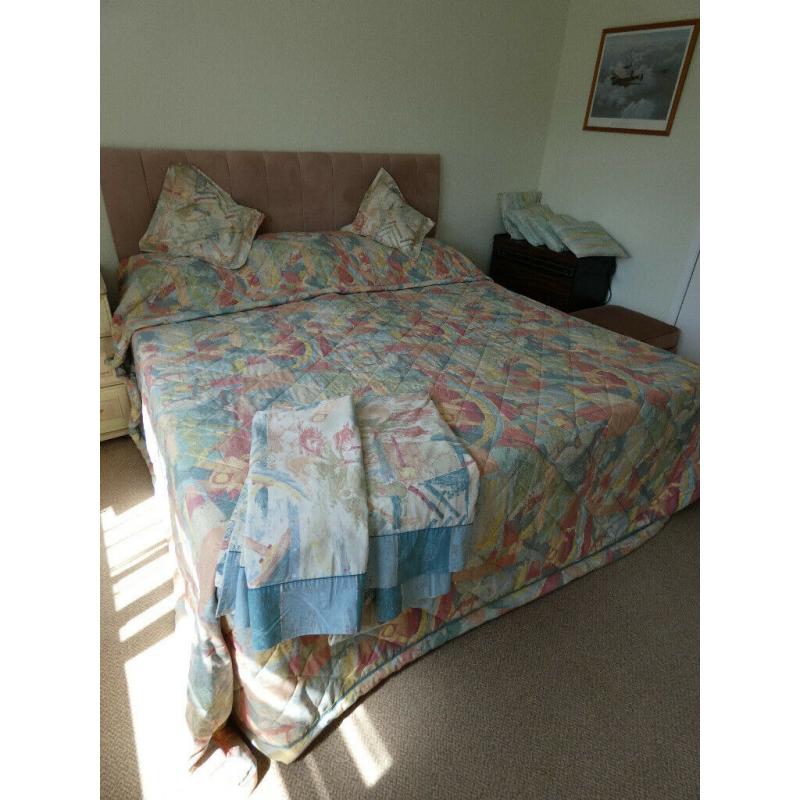 Large Sheridan Bedcover, Kingsize, lovely multicoloured pastel abstract design