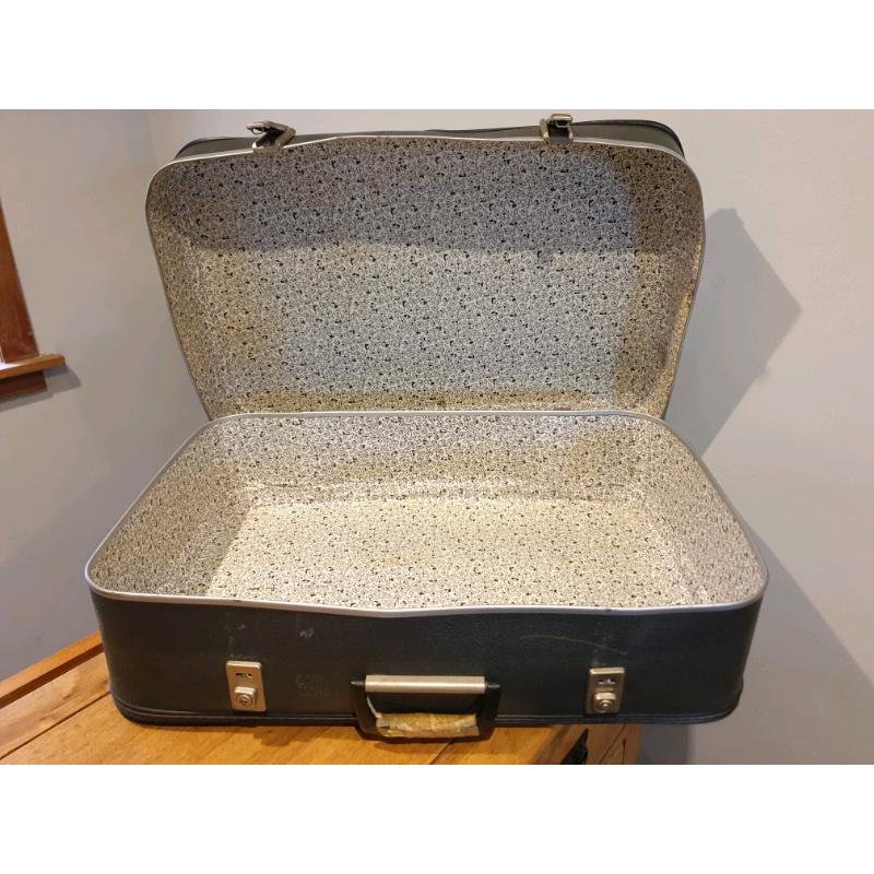 **?35** Antique Vintage Travel Case