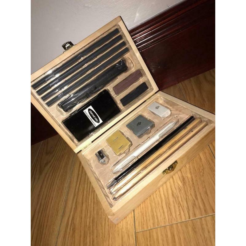 Un used drawing set. Great Art bundle