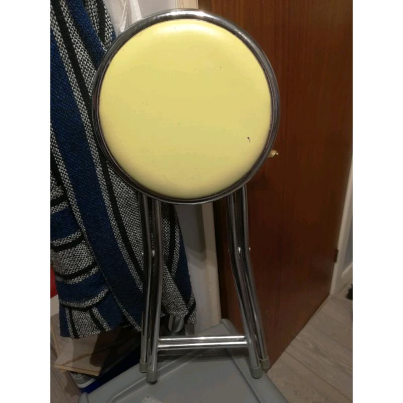 Folding lightweight stool